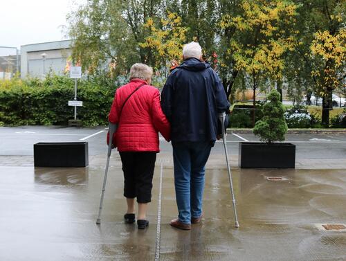 En mann og kvinne som går i regnet